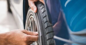 Read more about the article Protect Tyre From Bursting In Summer: गर्मी में करने जा रहे लंबा सफर? गाड़ी पर करें बस 200 रुपये खर्च, जान-माल की मिलेगी फुल गारंटी