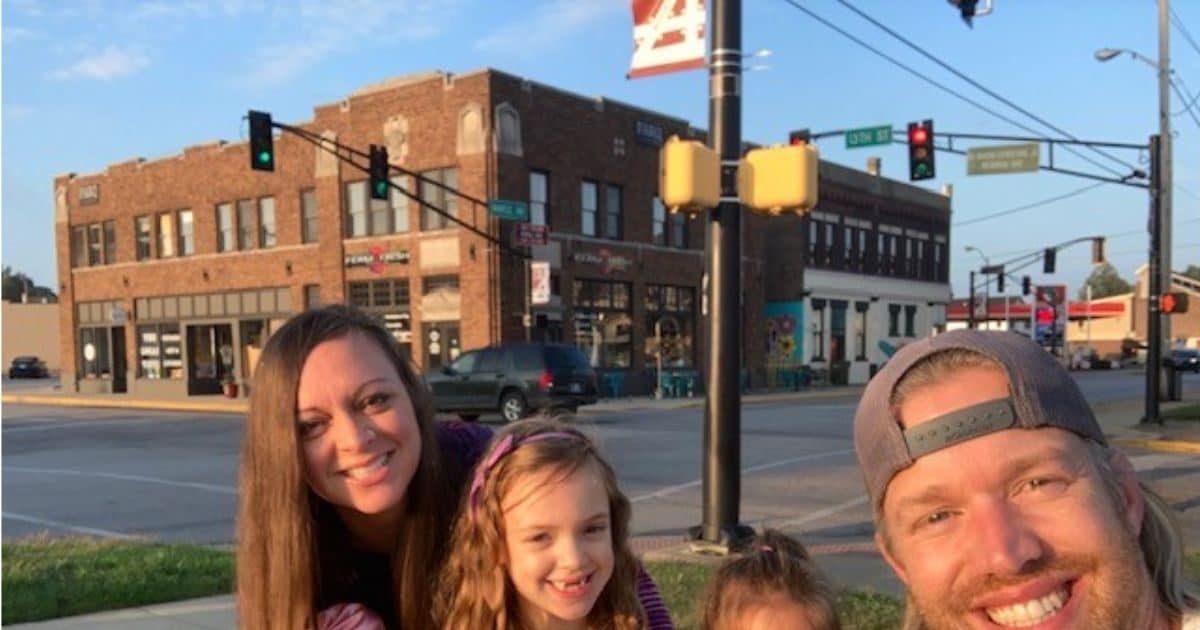 You are currently viewing लाखों की नौकरी छोड़ी, स्कूल से कटवाया बच्चों का नाम, अब यूं दुनिया घूम रही फैमिली, कमाई 16 लाख महीना!