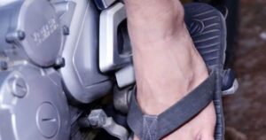 Read more about the article चप्पल पहनकर बाइक चलाने पर लगता है चालान, हाफ बाजू की शर्ट पहनकर गाड़ी चलाना अपराध? क्या है सच्चाई?