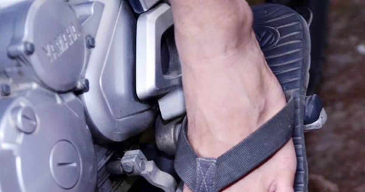 You are currently viewing चप्पल पहनकर बाइक चलाने पर लगता है चालान, हाफ बाजू की शर्ट पहनकर गाड़ी चलाना अपराध? क्या है सच्चाई?