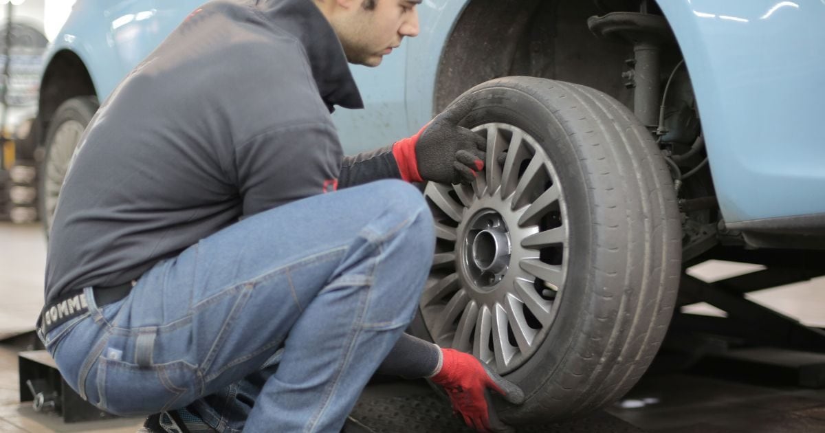 You are currently viewing Why electric car tyre worn out fast: इलेक्ट्रिक कार के टायर पेट्रोल कार के मुकाबले क्यों जल्दी घिस जाते हैं, क्या कंपनी लगाती है खराब टायर?