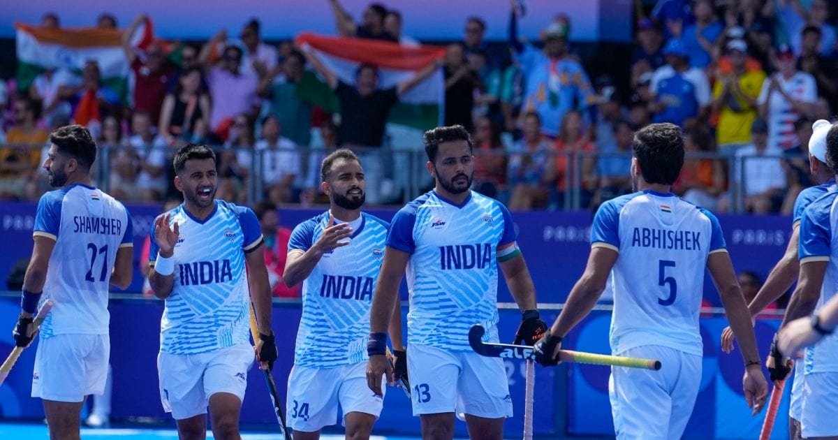 You are currently viewing पेरिस ओलंपिक में परचम लहराने वाली हॉकी टीम पर धनवर्षा, खिलाड़ियों को मिलेंगे 15-15 लाख रुपये, हॉकी इंडिया ने किया ऐलान