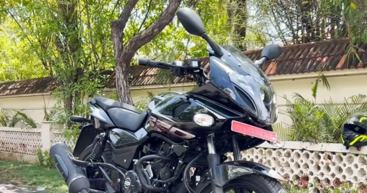 You are currently viewing स्पोर्ट्स बाइक के हैं दीवाने? क्या Pulsar 220 में लगाएं पैसा, जानिए आज के समय में कितनी पैसा वसूल ये बाइक