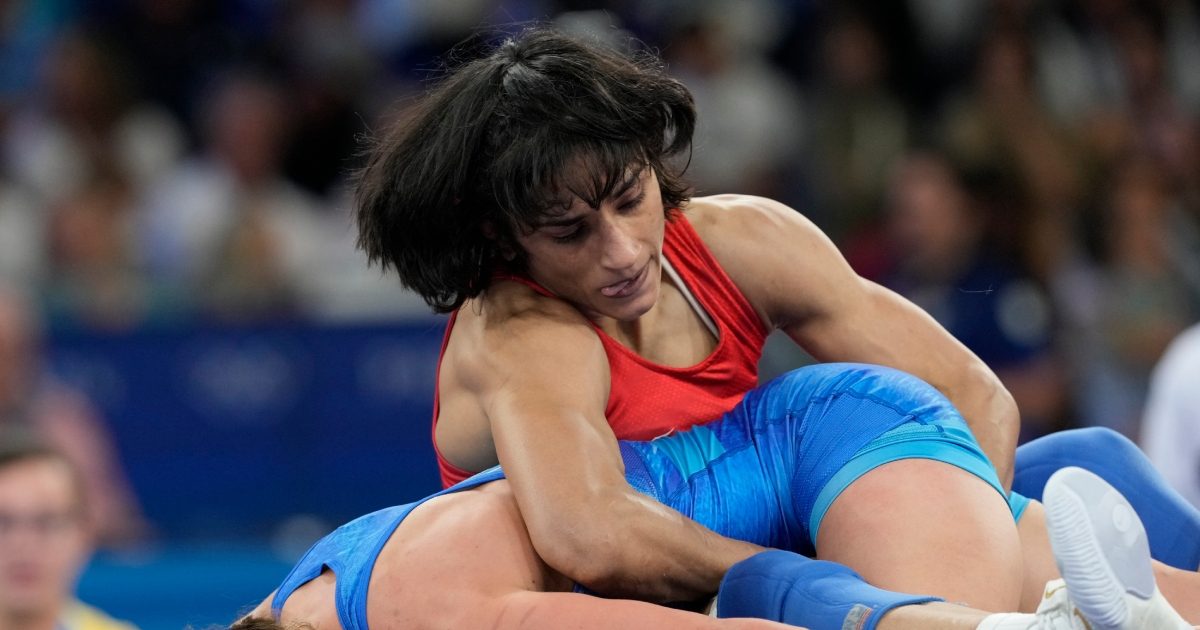 You are currently viewing डिस्क्वालीफाई होने के बाद भी नहीं टूटी है देश की बेटी… पहला रिएक्शन देखकर आप भी कहेंगे- विनेश तुम पर नाज है