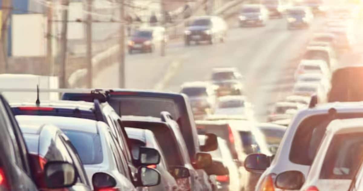 You are currently viewing ट्रैफिक में बार-बार दाएं-बाएं चल रही थी कार, पुलिस ने पीछा कर रुकवाया, दरवाजा खुला तो उड़ गए होश!