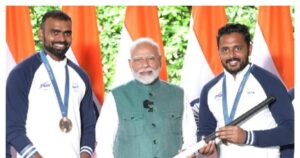 Read more about the article पीएम मोदी ने खिलाड़ियों को गले लगाया, हंसाया और वादा भी ले लिया, निकनेम पूछा तो सामने आ गईं विधायक दीदी