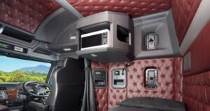 Read more about the article Why Indian Trucks Have No AC: भारत के ट्रकों में क्यों नहीं मिलता AC, ड्राइवर की सुविधा का ये फीचर क्यों होता है गायब?