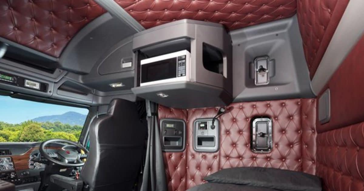 You are currently viewing Why Indian Trucks Have No AC: भारत के ट्रकों में क्यों नहीं मिलता AC, ड्राइवर की सुविधा का ये फीचर क्यों होता है गायब?