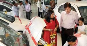 Read more about the article दिवाली में खरीदें फेवरेट कार लेकिन न खाएं धोखा, जानिए कौन-सा वैरिएंट पैसा वसूल, इन 5 बातों का रखें ध्यान