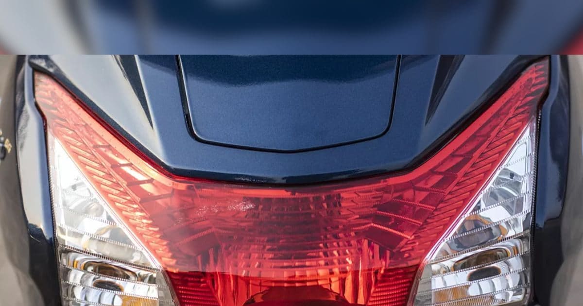 You are currently viewing देश में बुलेट से भी ज्यादा हैं इस Scooter के फैन, खरीदने के लिए शोरूम में लगी रहती है भीड़, कीमत बस ₹77,000