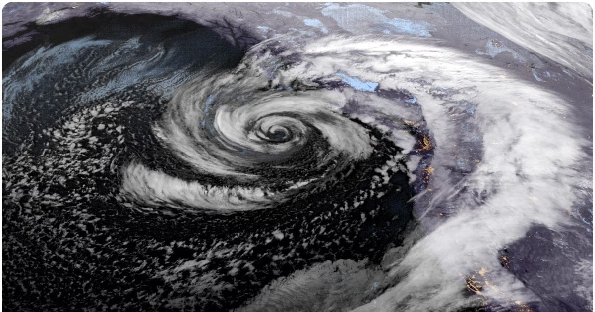 You are currently viewing 158 KM प्रति घंटे की रफ्तार से आई तबाही, BOMB ने अमेरिका में मचाया कोहराम, 600000 घरों में पसर गया अंधेरा