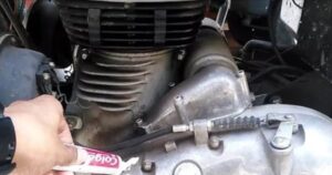 Read more about the article महज 10 रुपये के टूथपेस्ट में नई जैसी चमक उठेगी बाइक, ट्राय करें बाइक पॉलिश करने का यह नया तरीका