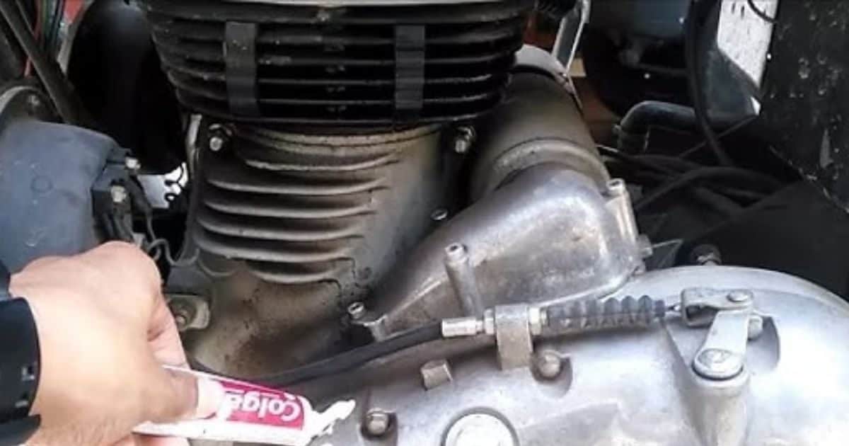 You are currently viewing महज 10 रुपये के टूथपेस्ट में नई जैसी चमक उठेगी बाइक, ट्राय करें बाइक पॉलिश करने का यह नया तरीका