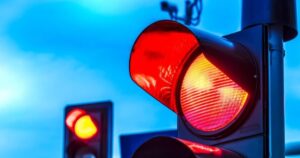 Read more about the article इस लाइट के वजह से कटते हैं हजारों चालान, जानिए कहां से आए लाल-हरी बत्ती वाले ट्रैफिक सिग्नल