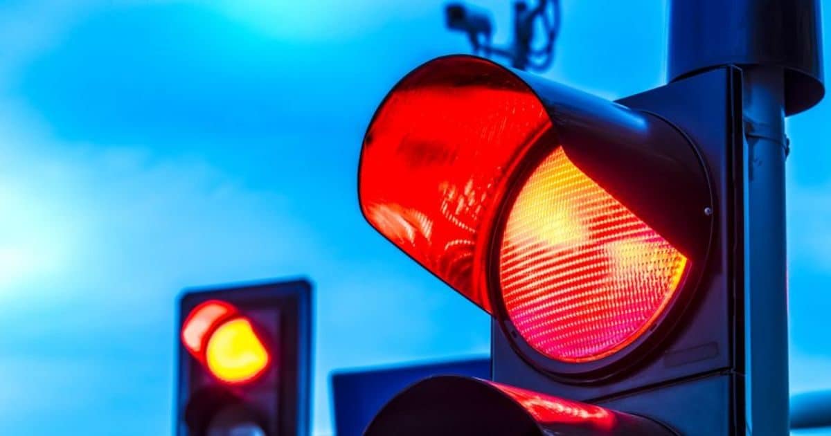 You are currently viewing इस लाइट के वजह से कटते हैं हजारों चालान, जानिए कहां से आए लाल-हरी बत्ती वाले ट्रैफिक सिग्नल