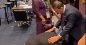 Read more about the article सुनील गावस्कर को देखते ही पैरों पर गिरे नीतिश रेड्डी के पिता, हुए इमोशनल, देखें वीडियो