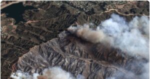 Read more about the article California Wildfires: 1800000 लोगों को लॉस एंजिलिस छोड़ने का ऑर्डर, पेरिस से भी बड़ा एरिया आग की लपटों में घिरा