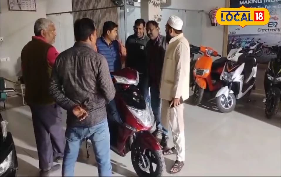 You are currently viewing एक बार चार्ज करने पर 50 किमी चलती है ये स्कूटी, डिजिटल फीचर्स से लैस, चोर नहीं कर सकते चोरी!