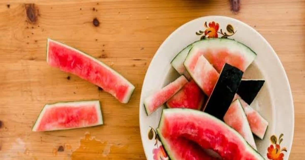 You are currently viewing तरबूज का छिलका फेंका तो पछताओगे, बनाएं इससे गजब की खाद, मिलेगा बगीचे को बोनस न्यूट्रिशन