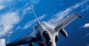 Read more about the article Ind Vs Pak Tension: एक घंटे में कितने लीटर फ्यूल पीता है Rafale? कितनी है टॉप स्पीड