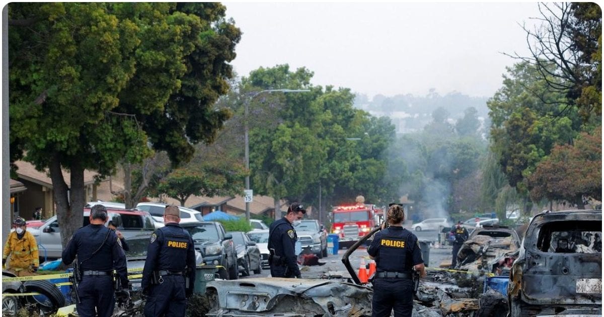 You are currently viewing San Diego Plane Crash: अमेरिका के सेन डिएगो में बड़ा प्लेन हादसा, जेट फ्यूल ने कारों को चपेट में लिया, कई लोगों की मौत