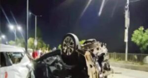 Read more about the article हाईवे पर हवा में बातें कर रही थी कार, तभी ड्राइवर को लगी तलब और जरा सी गलती ने ले ली एक जान, 2 की हालत गंभीर