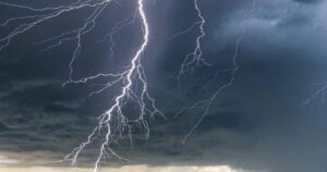 Read more about the article फ्लोरिडा में हनीमून पर गए दूल्हे की बिजली गिरने से मौत