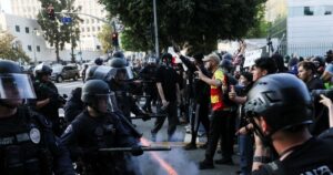 Read more about the article Los Angeles Riot Live News: लॉस एंजिल्स में आव्रजन विरोधी प्रदर्शन: ट्रंप ने 2000 नेशनल गार्ड भेजे