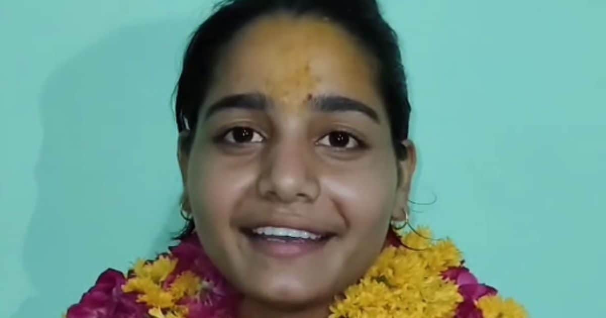 You are currently viewing UP police bharti success story for the first time anyone selected from this etawah village farmer daughter Sanju Jatav becomes constable: इटावा की किसान की बेटी संजू जाटव बनी पुलिस अधिकारी, गांव में खुशी