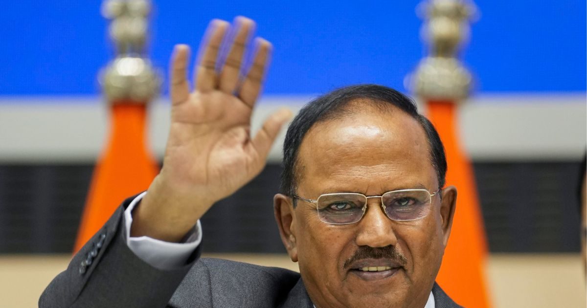 You are currently viewing Ajit Doval Russia Visit: टैरिफ पर तकरार, ट्रंप का दूत भी प्लेन में सवार, तभी अजित डोभाल क्यों पहुंचे दोस्त के द्वार? जानिए अंदर की बात