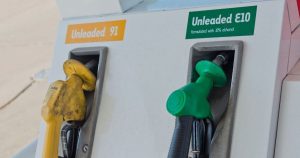 Read more about the article इथेनॉल मिले पेट्रोल से क्या कम होती है गाड़ी की माइलेज, इंजन पर पड़ता है बुरा असर? जानिए हर प्रश्न का उत्तर