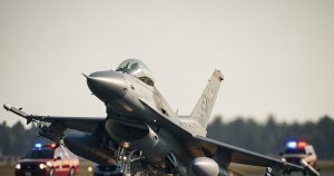 Read more about the article US fighter jet emergency landing | F 15 Emergency Landing | F 15 Plane landing | Fighter jet lands on two wheels: पहले F-35 क्रैश, फिर F-15E का उड़ा पहिया, 700 करोड़ में भारत को यही कबाड़ बेचना चाहता है अमेरिका?