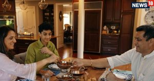 Read more about the article khana khate samay namak mangna chahie ya nahin | खाना खाते समय भूलकर भी ना मांगे यह एक चीज, चाहें भोजन के लिए जरूरी ही क्यों ना हो?